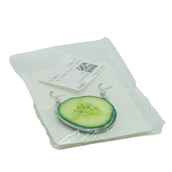 grüne Gurkenscheibe in Tüte mit Anhänger