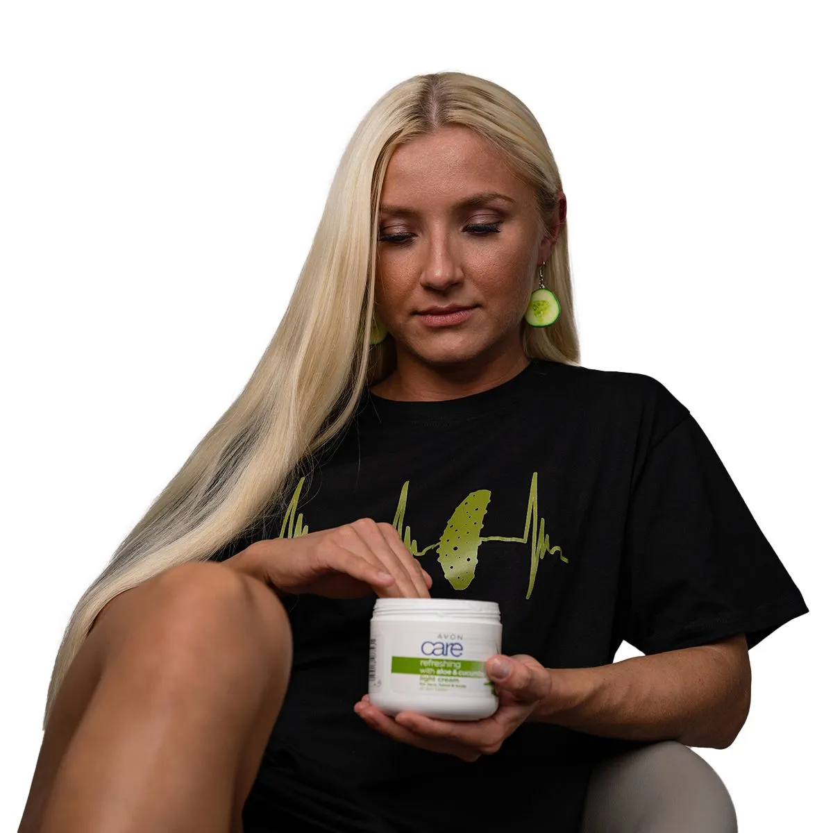 1 Hand hält Dose andere ist in Dose