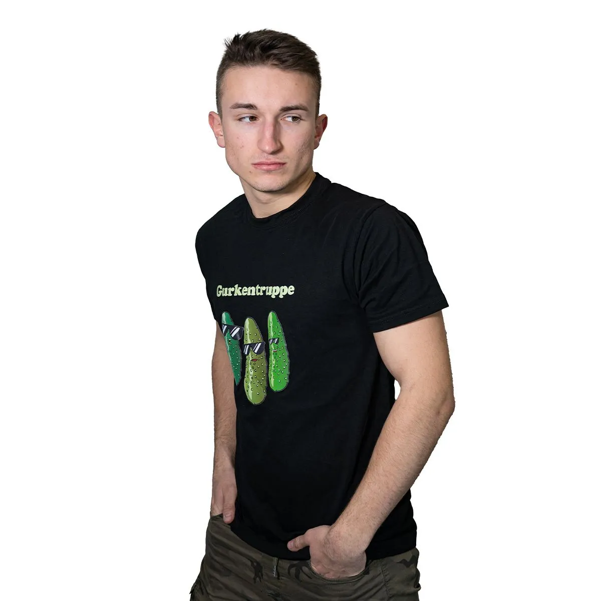 schwarzes Baumwolltshirt mit Gurken